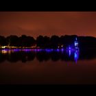 Steg mit Turm am Strandbad Maschsee in Hannover bei Nacht