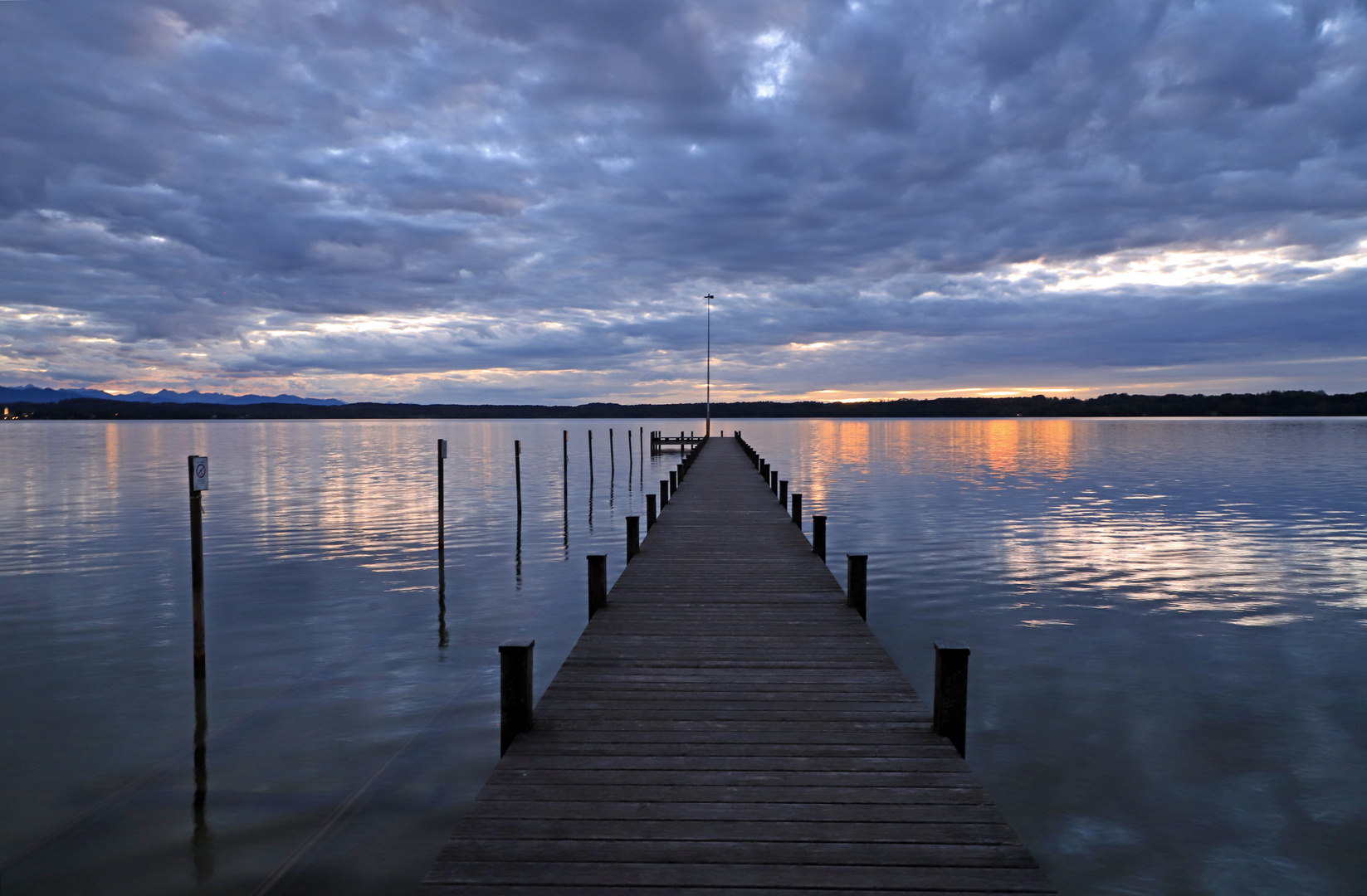 Steg nach Sonnenuntergang