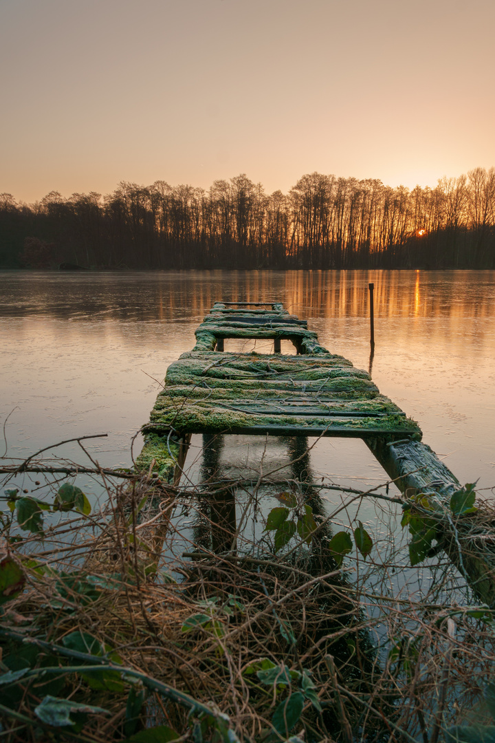 Steg zur Goldenen Stunde