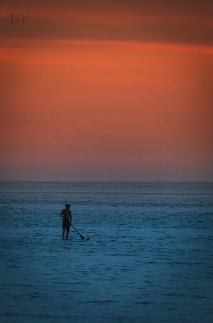 Stehpaddler im Sonnenuntergang