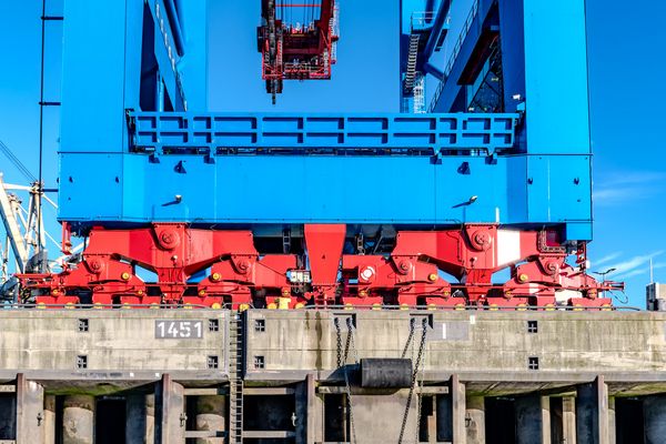 steht auf sicheren Beinen