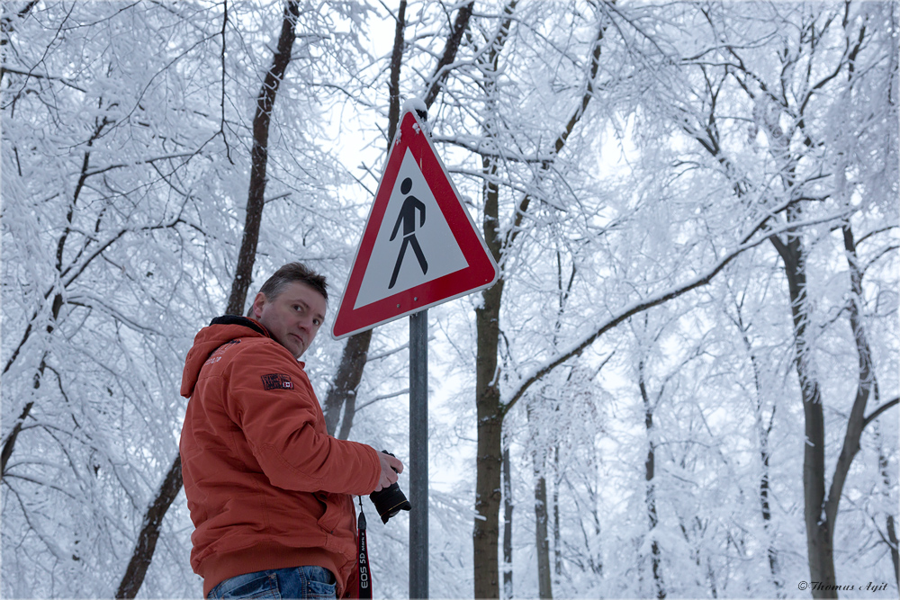 steht ein Schild im Wald...