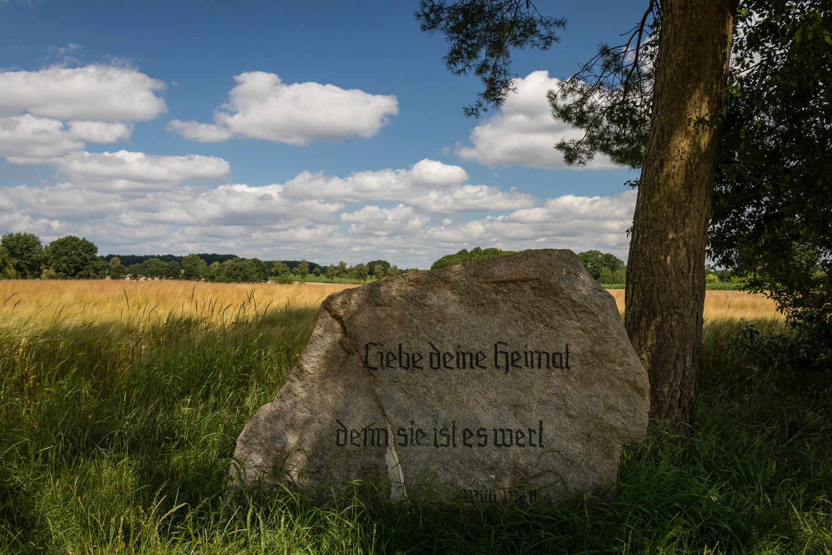 Steht ein Stein in der Landschaft