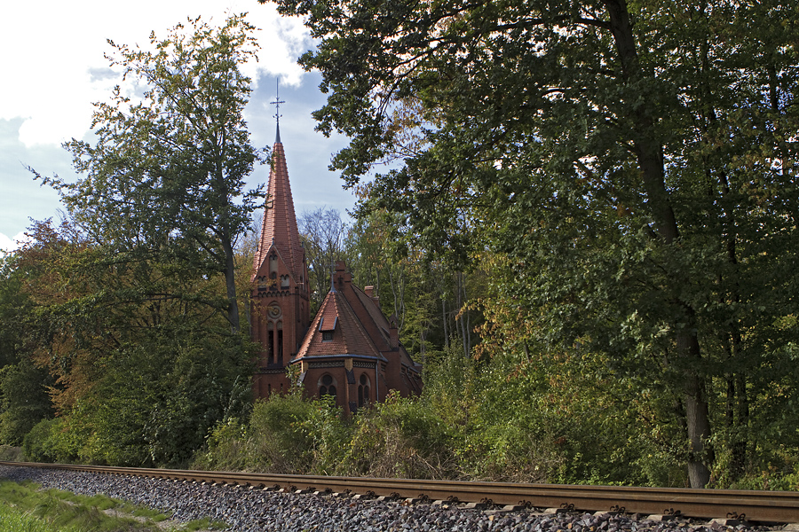 Steht eine Kirche im Wald ...