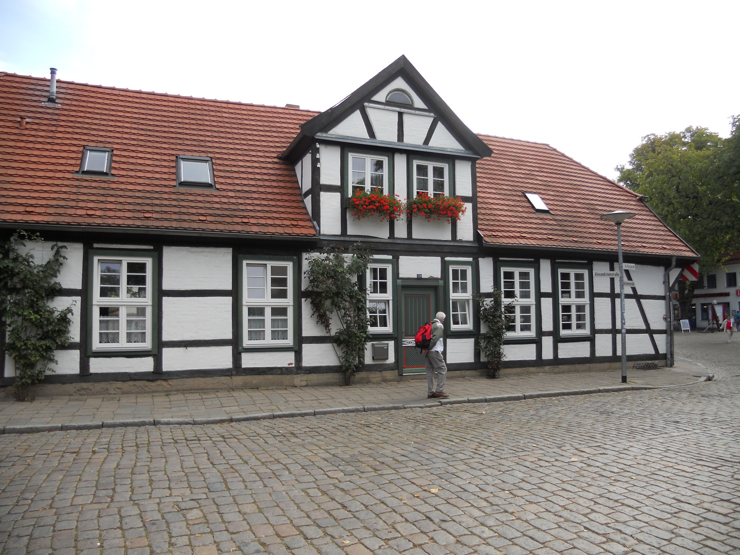 steht im Zentrum von Warnemünde