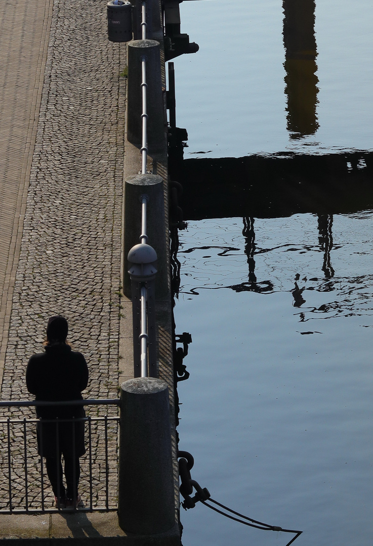 "... steht sie jeden Tag am Hafen..."