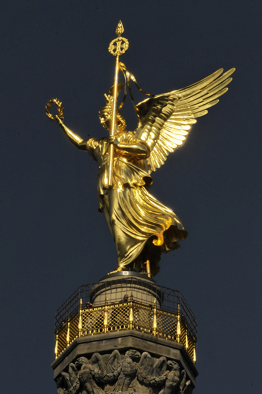 Steht voller Stolz auf ihrer Säule in Berlin. Die Siegesgöttin Viktoria .