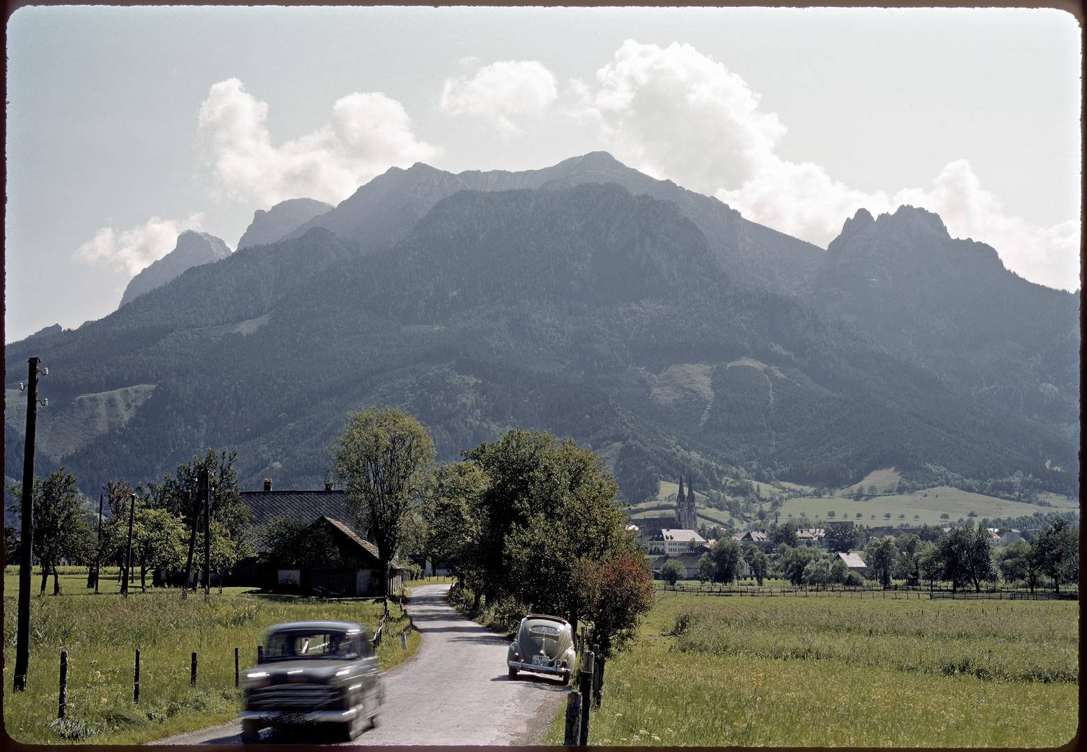 Steiermark 1957 - Blick auf Kloster Admont u. Gesäuse auf Red Kodachrome