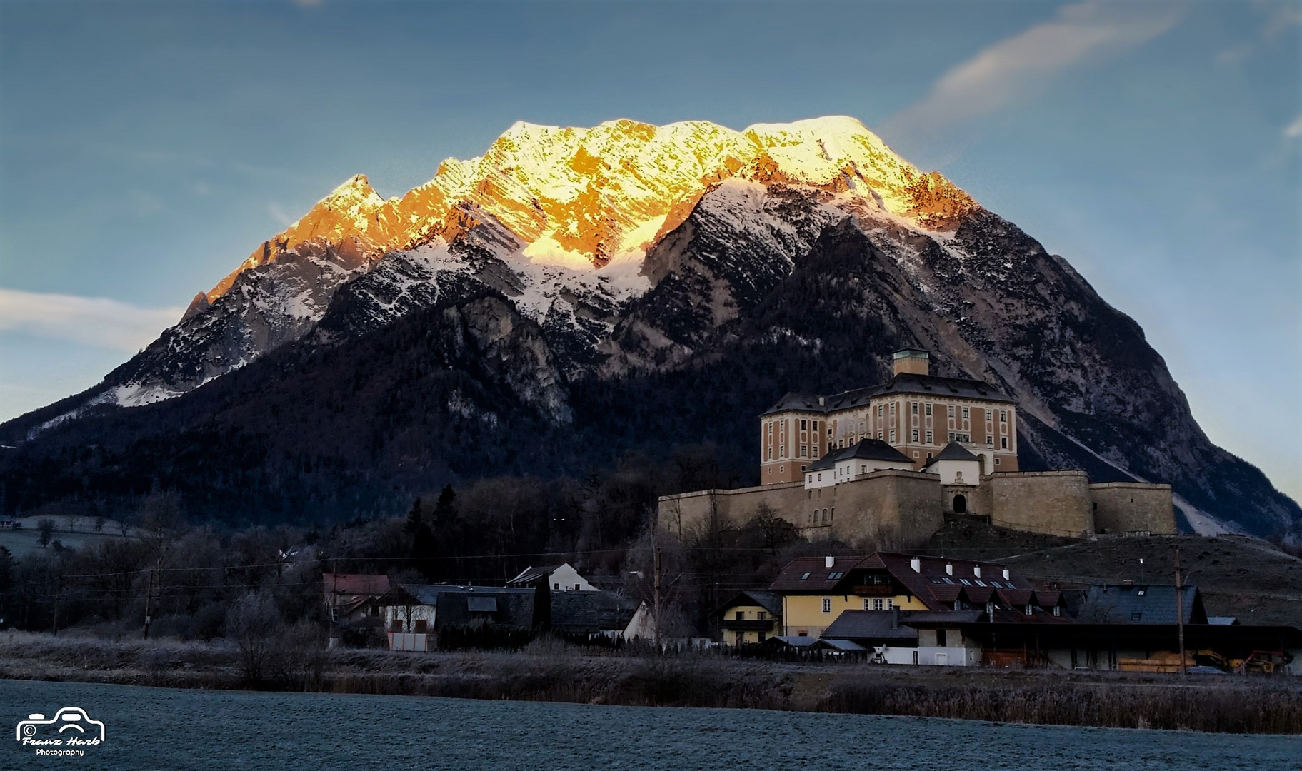 Steiermark, Liezen, Stainach/Irdning: Schoss Trautenfels mit Grimming