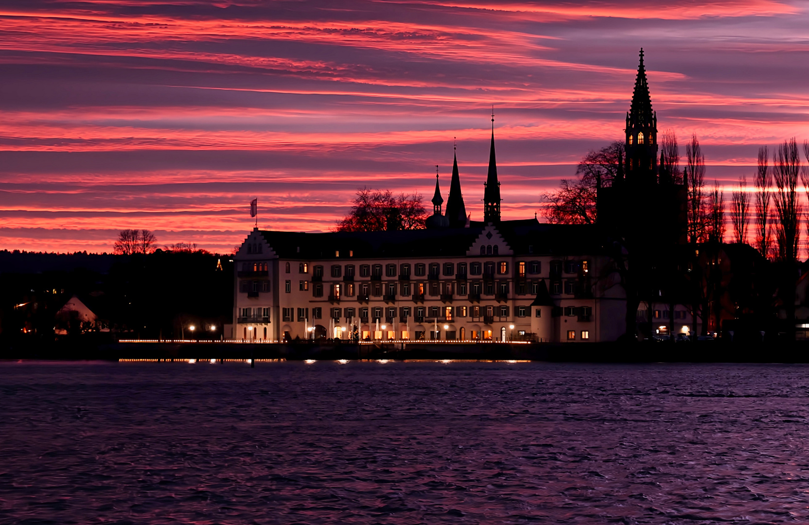 Steigenberger Inselhotel Konstanz am Abend mit schönen roten Himmel