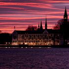 Steigenberger Inselhotel Konstanz am Abend mit schönen roten Himmel