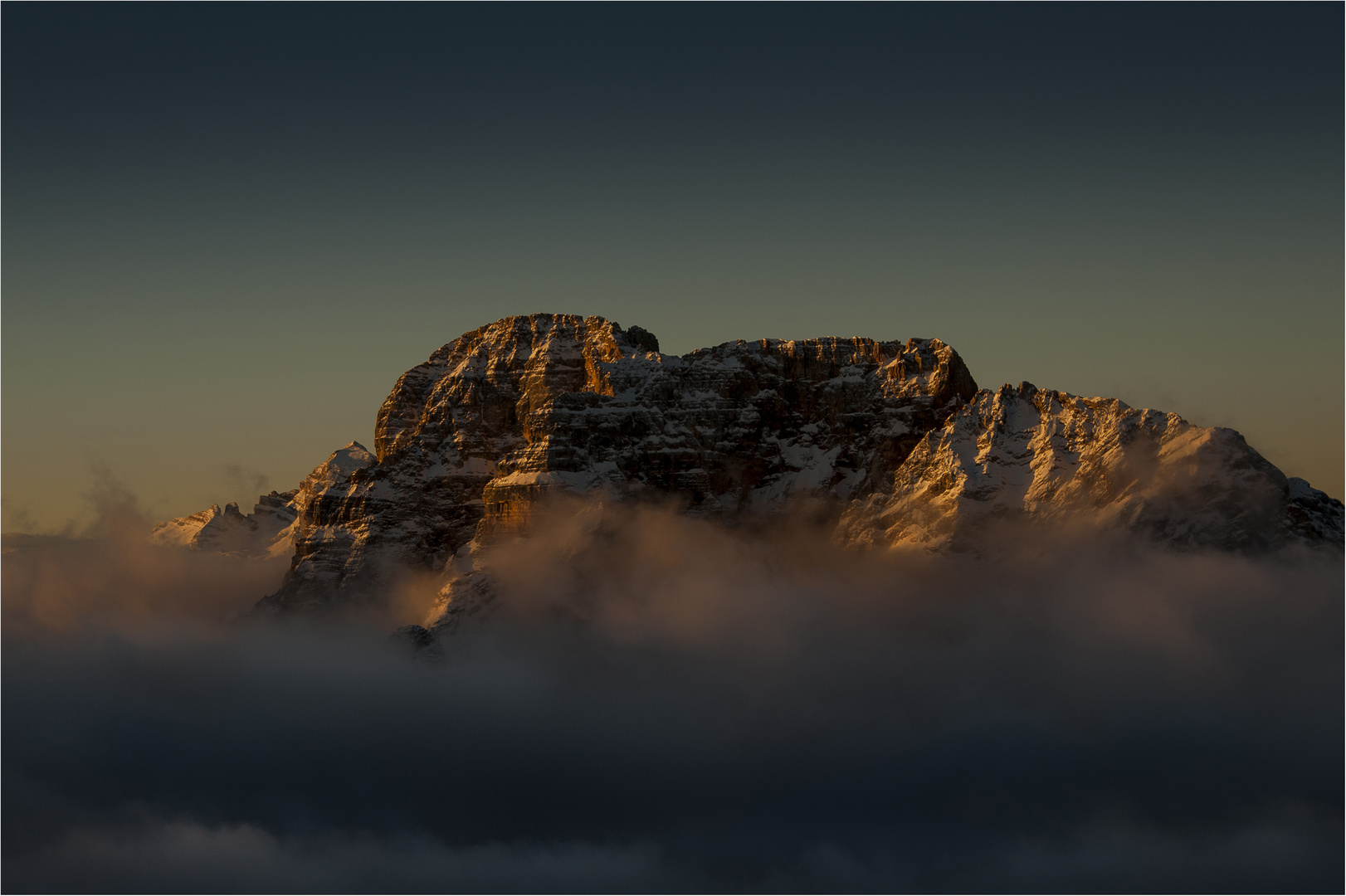 Steigender Nebel im Morgenlicht