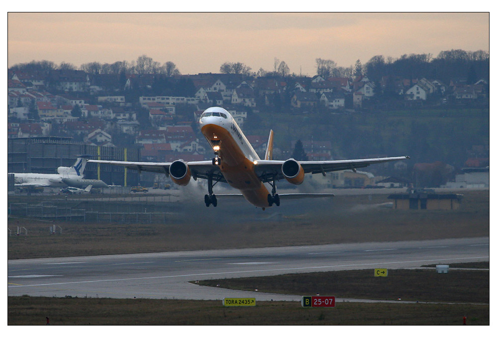 Steigflug in den Abendhimmel