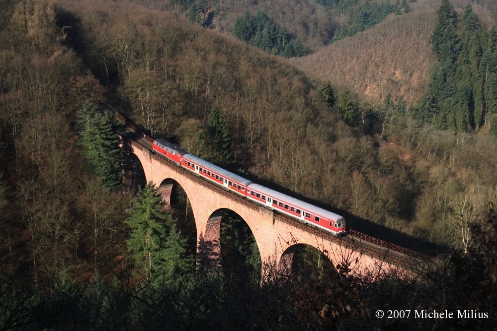 Steigung mit Talbrücke