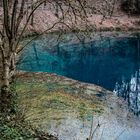 Steil abwärts geht es im Blautopf