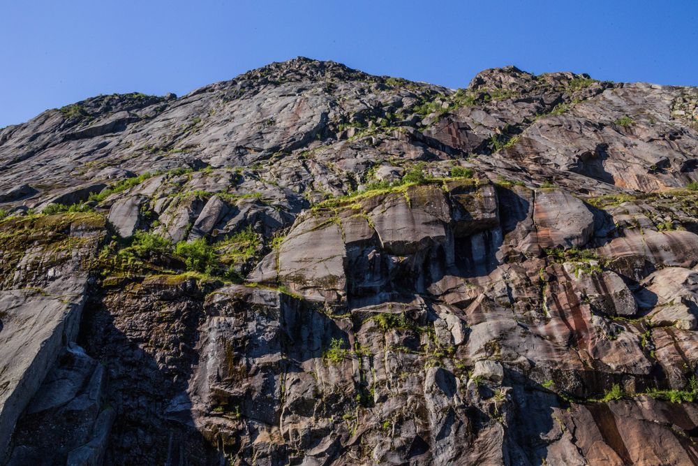 Steil aufragende Felswand im Trollfjord