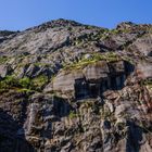 Steil aufragende Felswand im Trollfjord