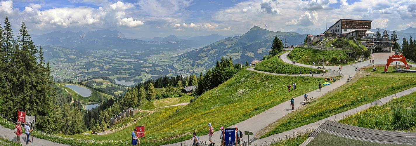 Steil geht die Hahnenkammabfahrt von Beginn an 