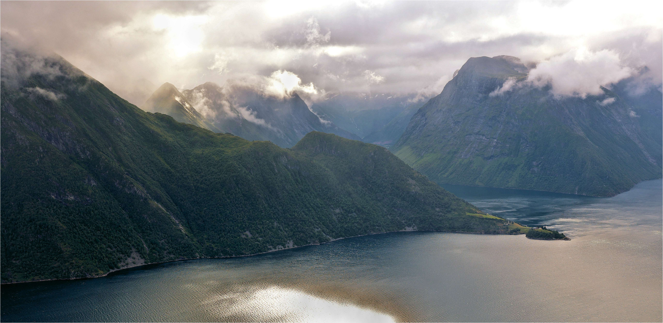 STEILAUFSTIEG IN DER FJORDWAND