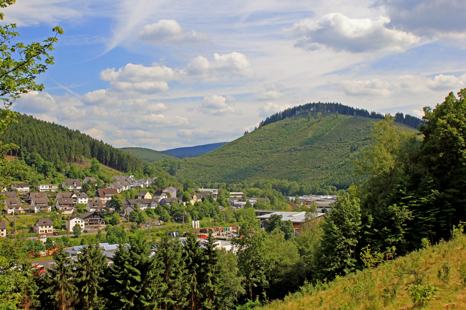 Steile Berghänge bei Lennestadt (Sauerland)