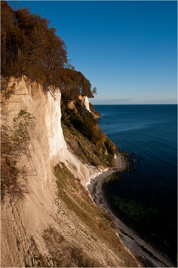 Steilküste am blauen Meer