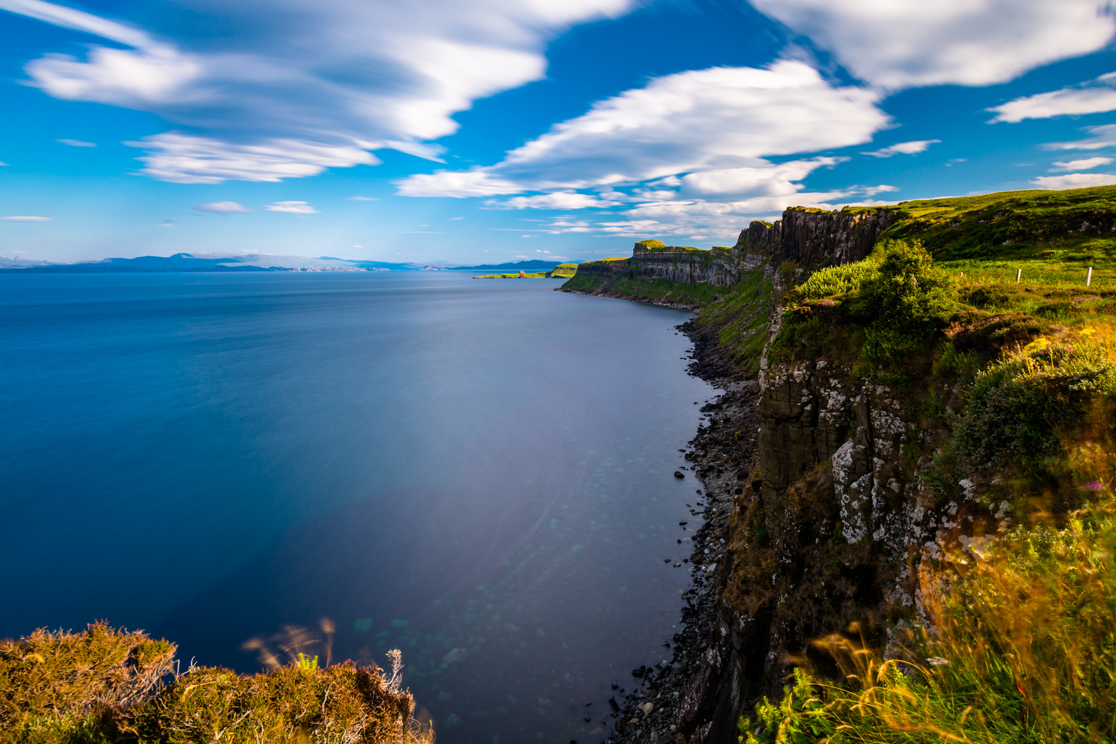 Steilküste am Kilt Rock Wasserfall