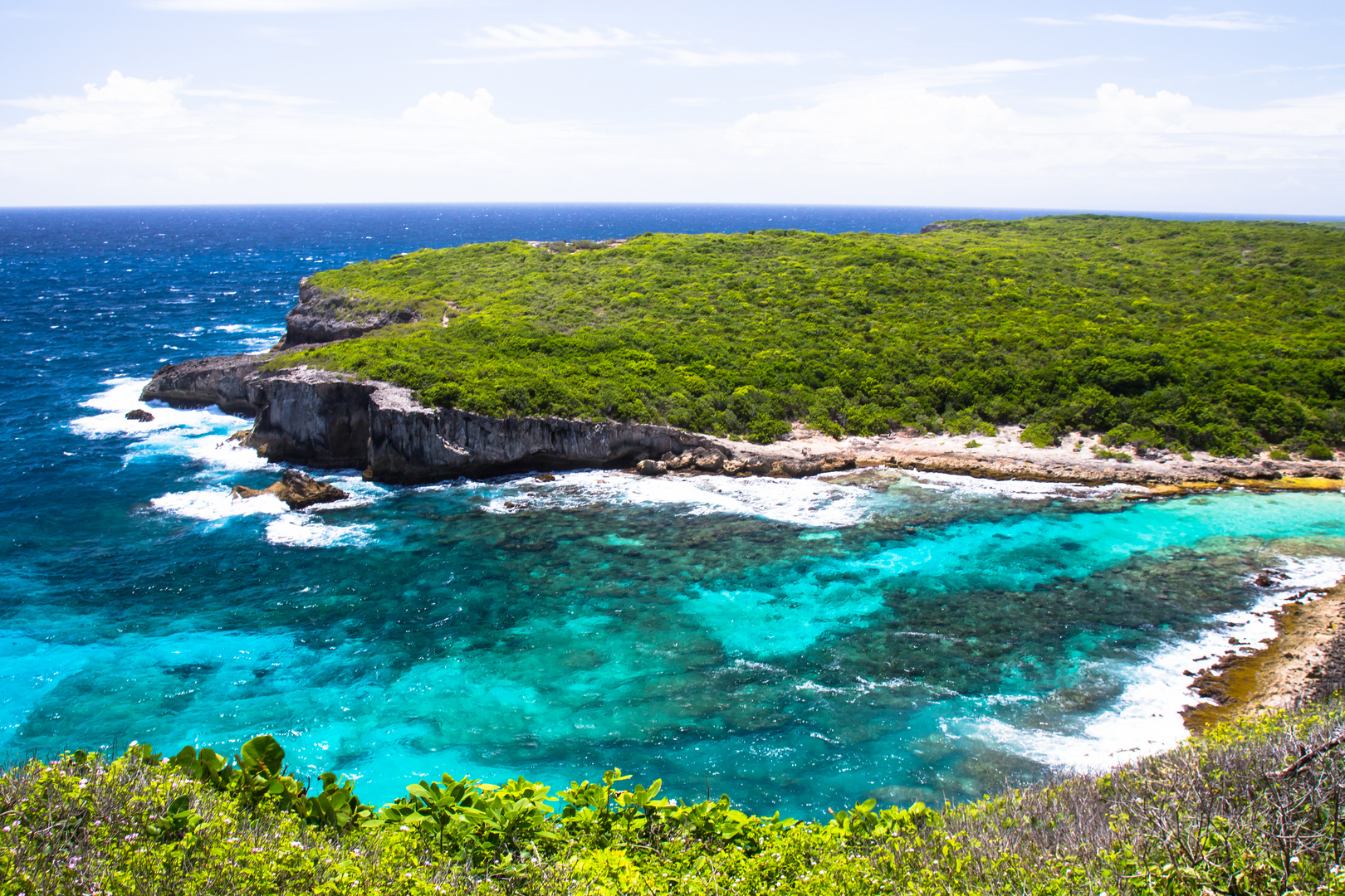 Steilküste auf Guadeloupe