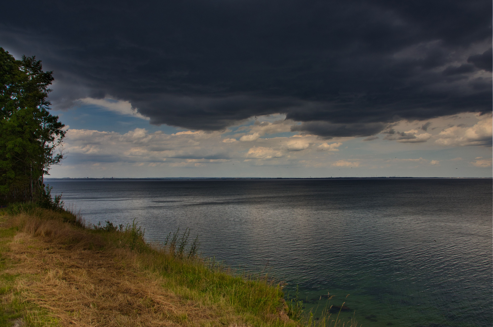 Steilküste mit Regenwolken