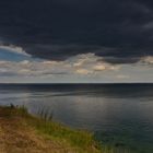 Steilküste mit Regenwolken