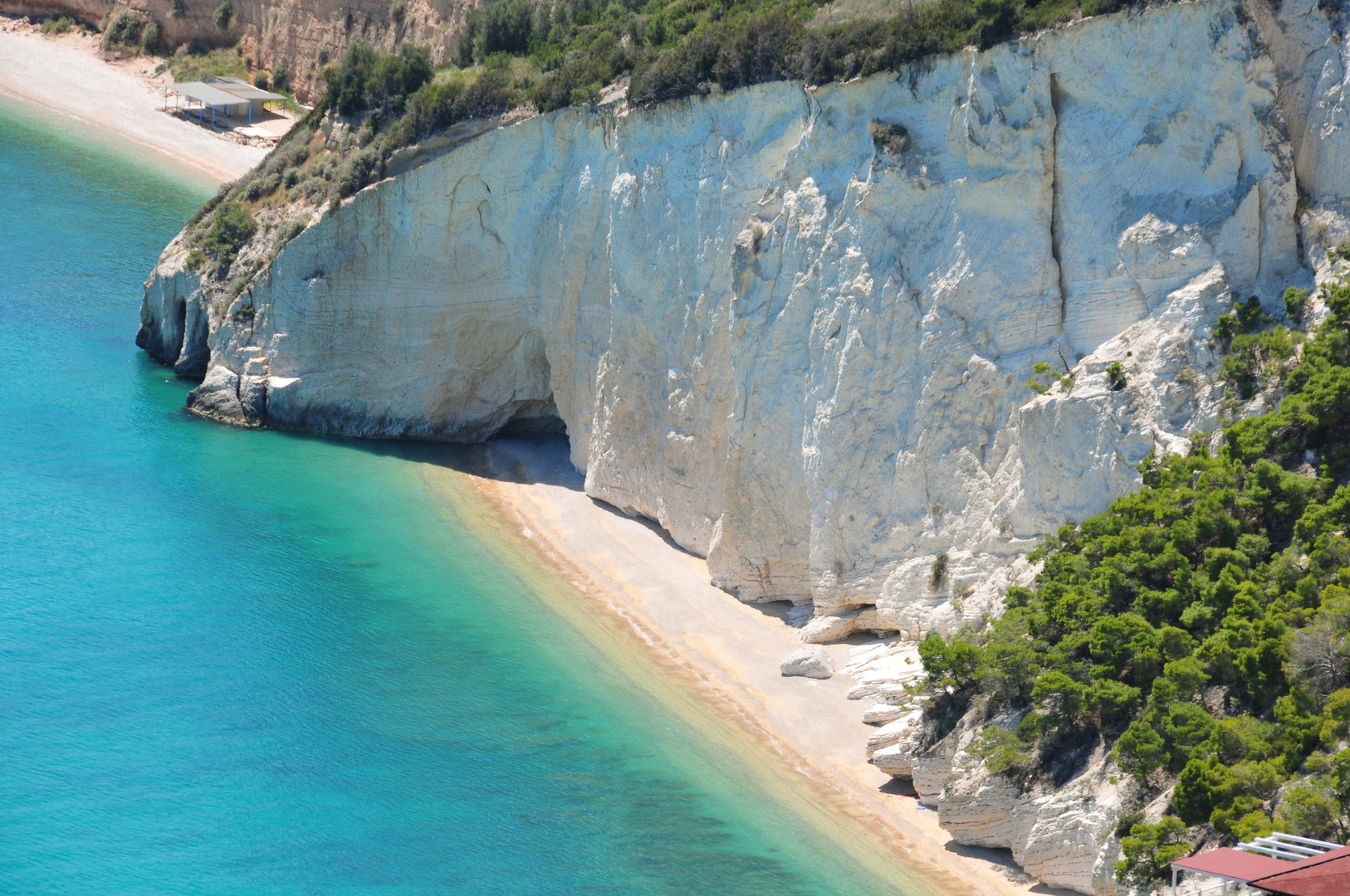 Steilküste mit traumhaftem Strand