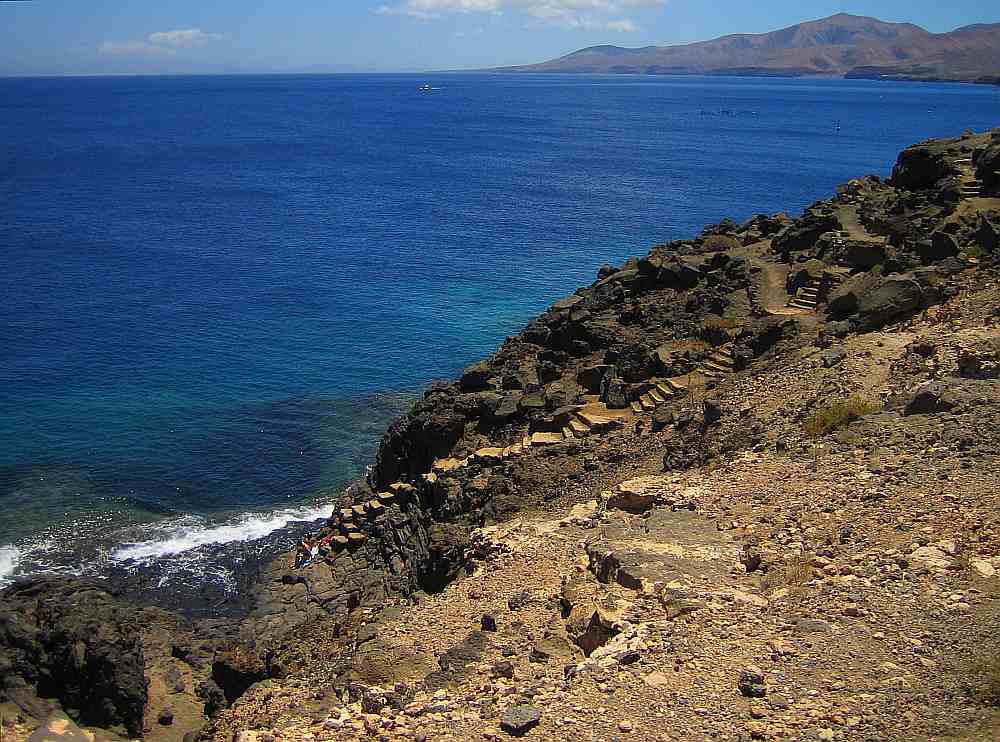 Steilküste mit Treppe zum Meer