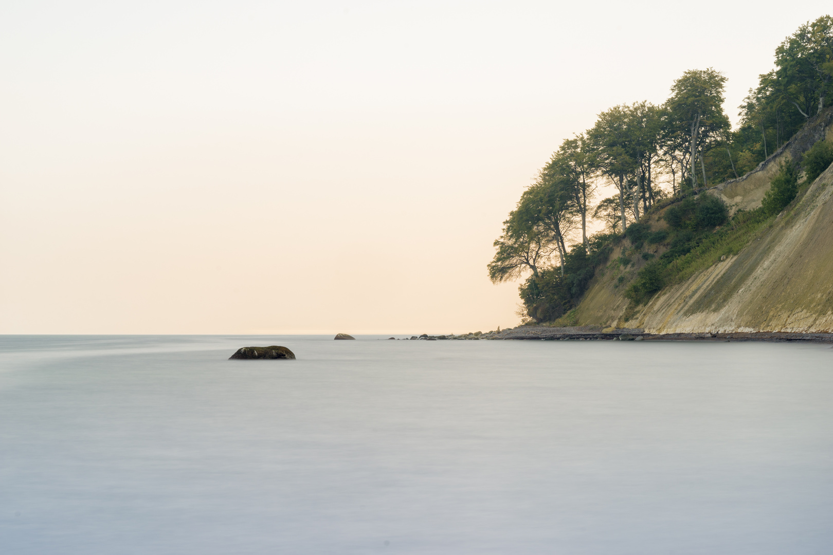 Steilküste nahe den Kreidefelsen auf Rügen