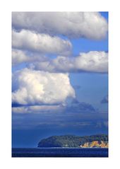 Steilküste und Wolken