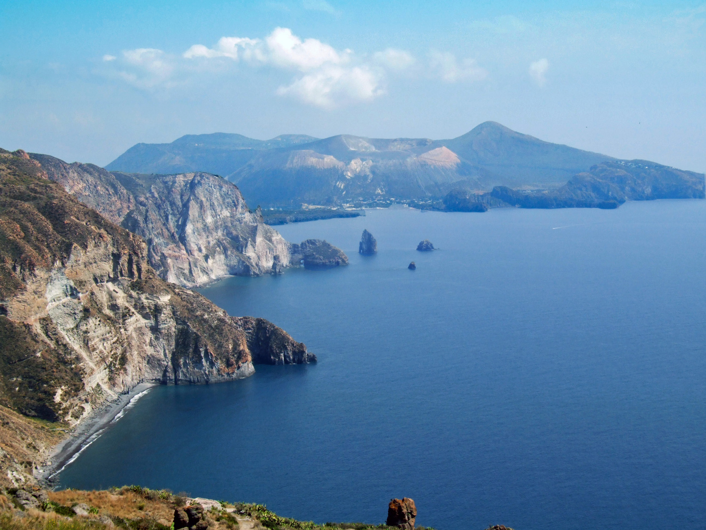 Steilküste von Lipari zu Vulcano