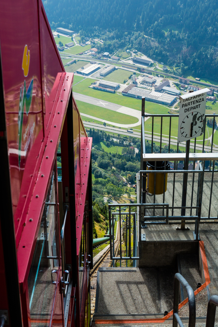 Steilste Standseilbahn Europas - der Blick nach nach unten