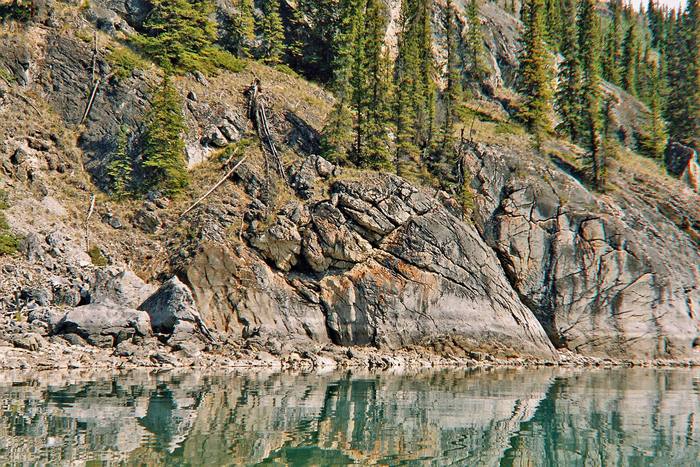 Steilufer auf dem Lake Laberge(Yukon)