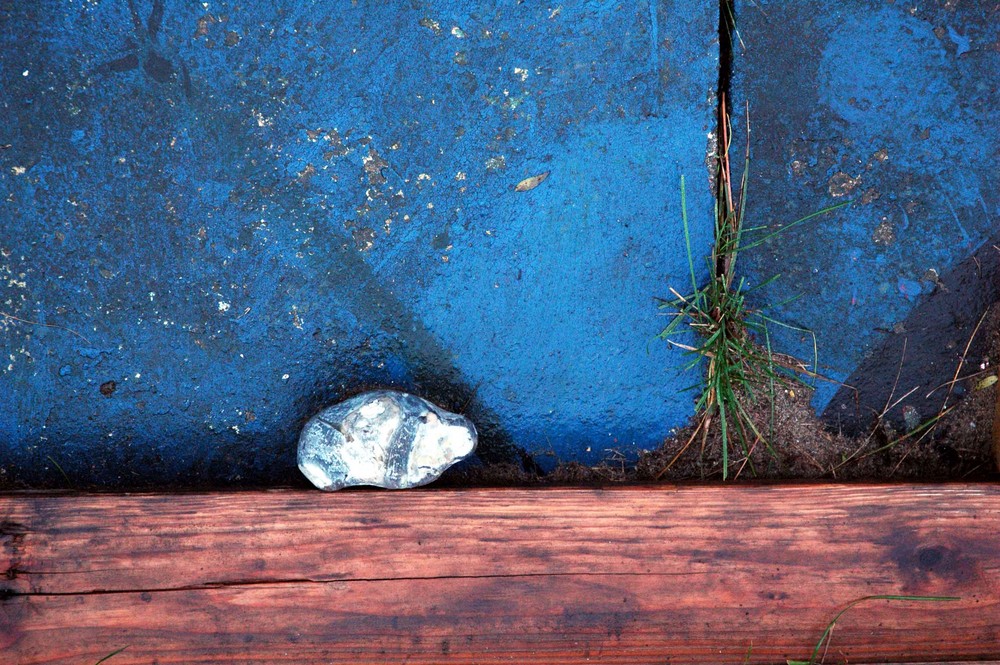 Stein auf Blau