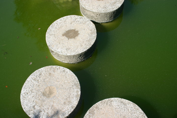 Stein-Brücke im Bonsaigarten Ferch