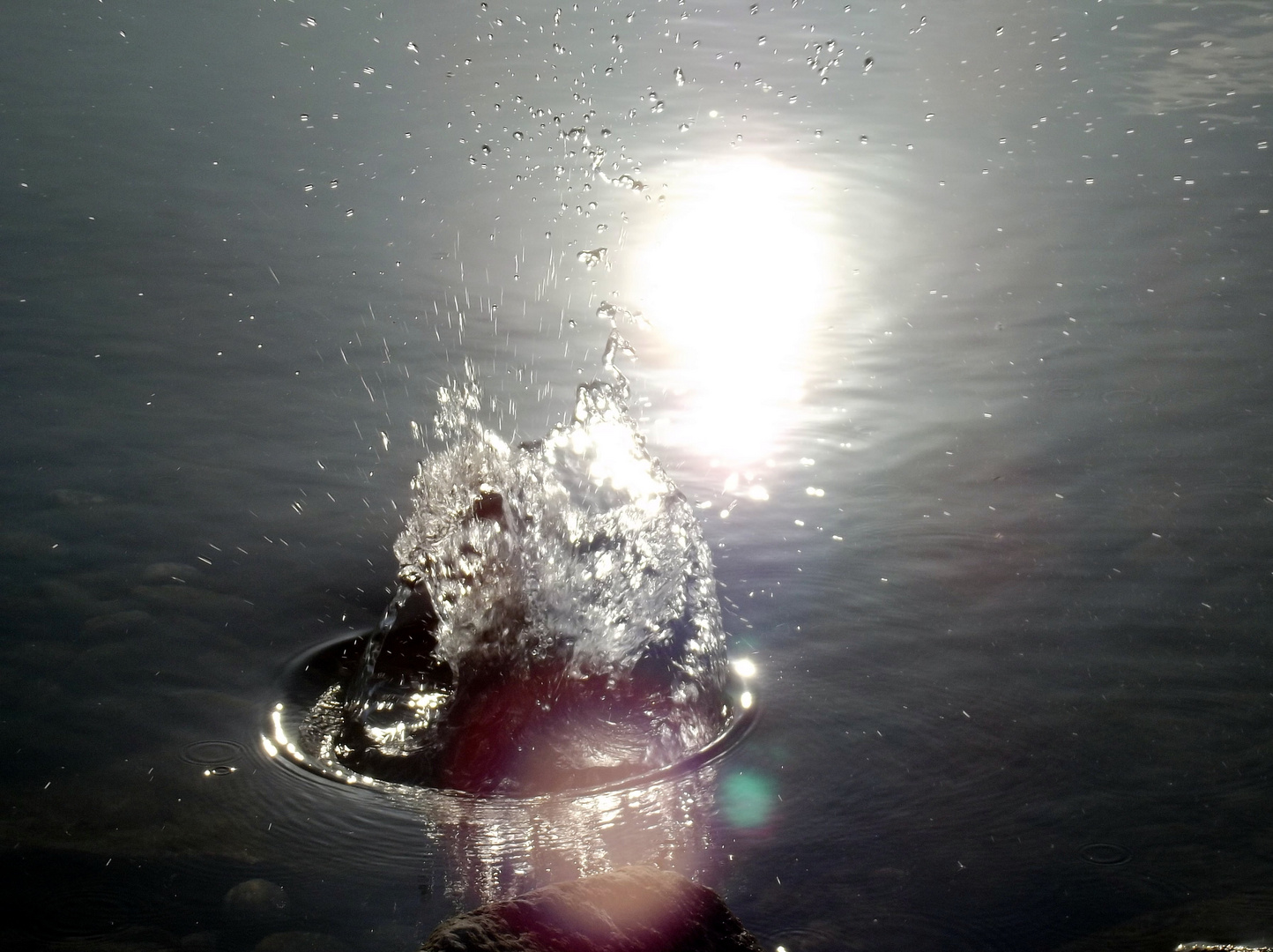 Stein fällt ins Wasser