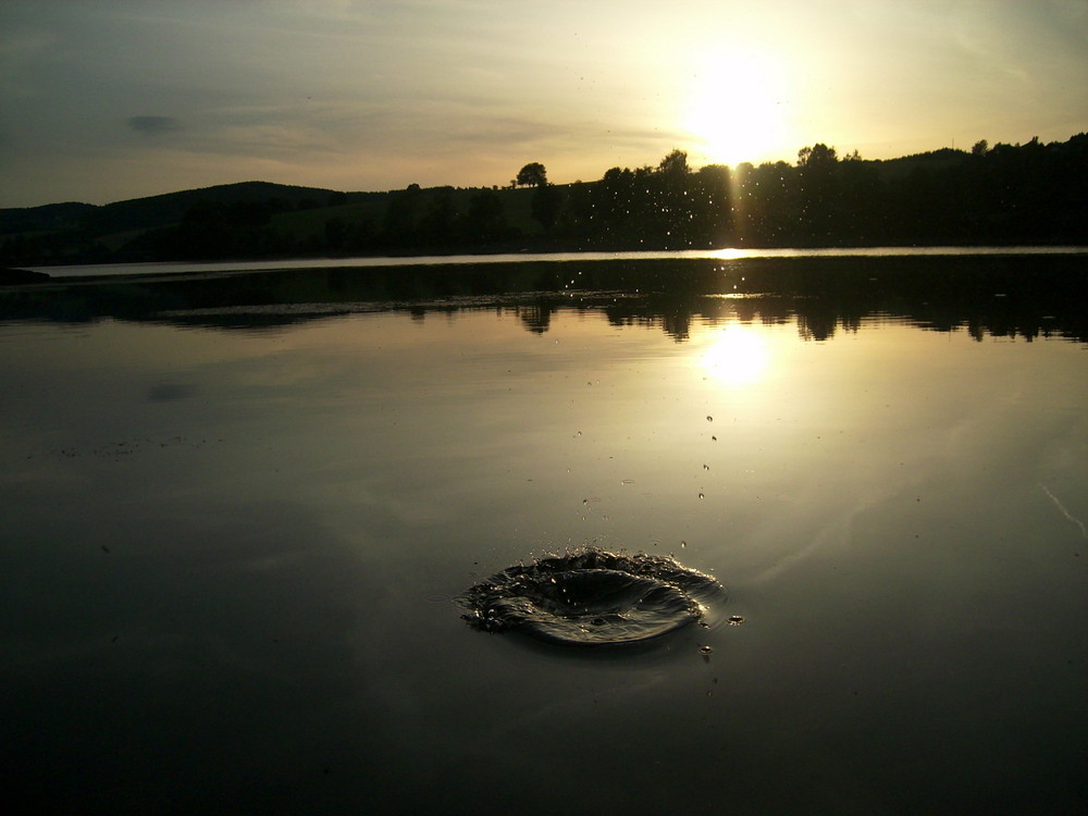 Stein fällt ins Wasser 2