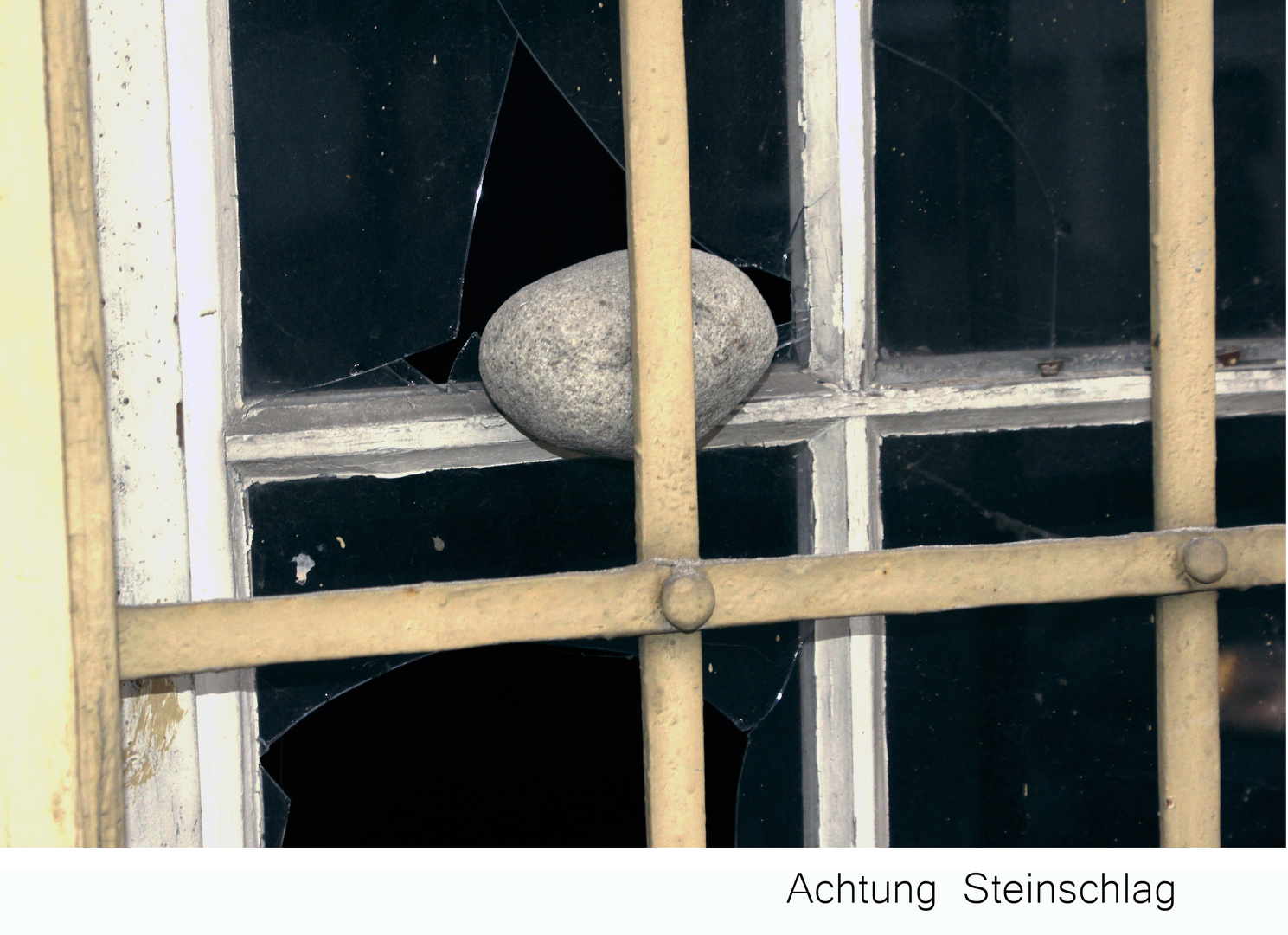 Stein im Fenster