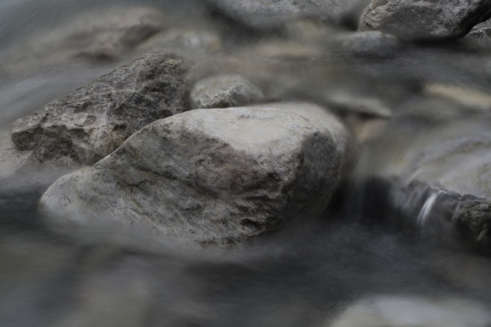 Stein im Fluss