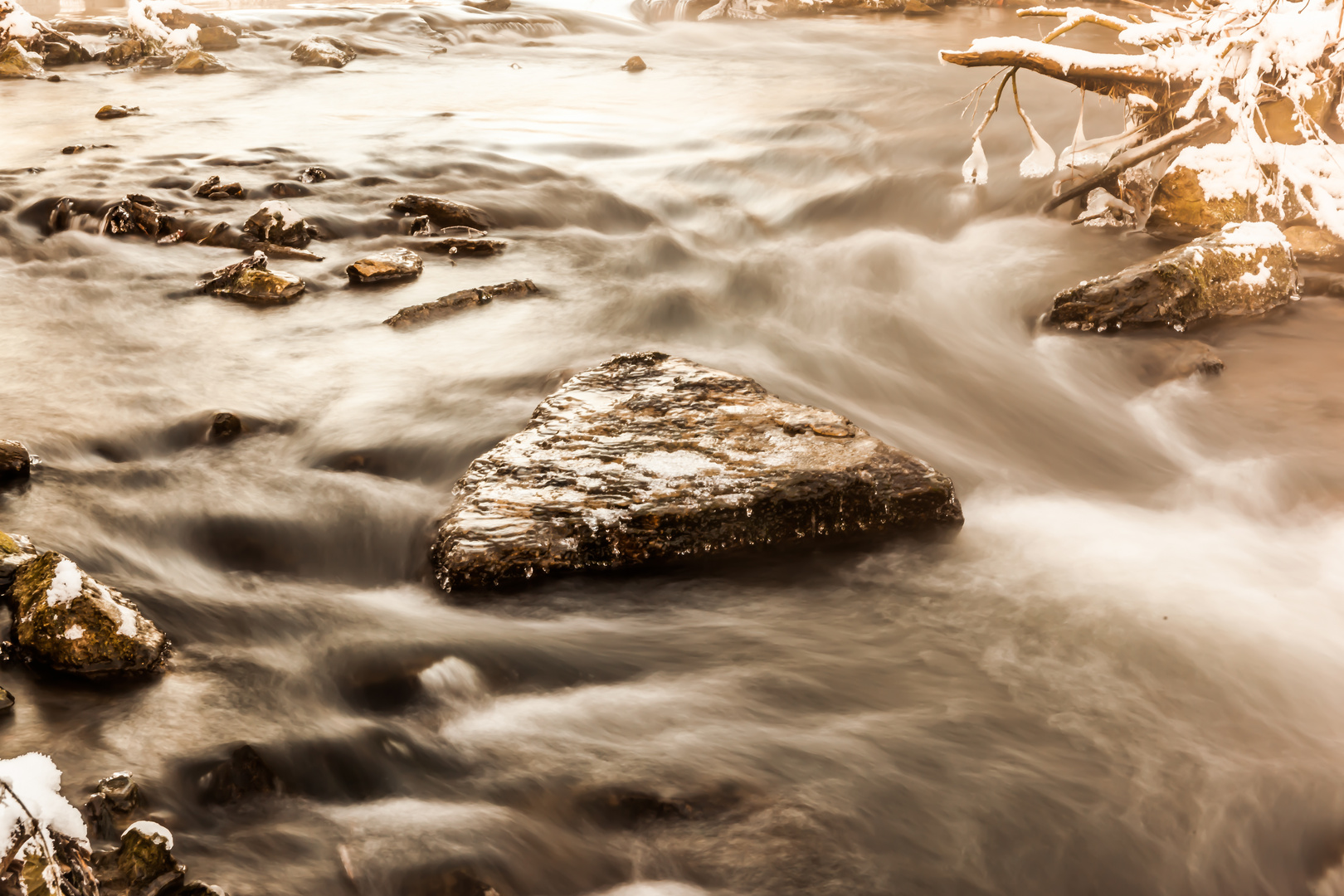 Stein im Fluss