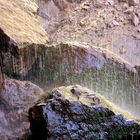 Stein im Strahl eines Wasserfall im Zion Nationalpark