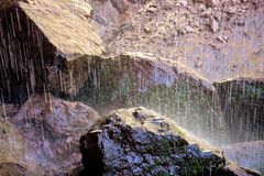 Stein im Strahl eines Wasserfall im Zion Nationalpark