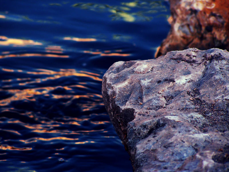 Stein im Wasser