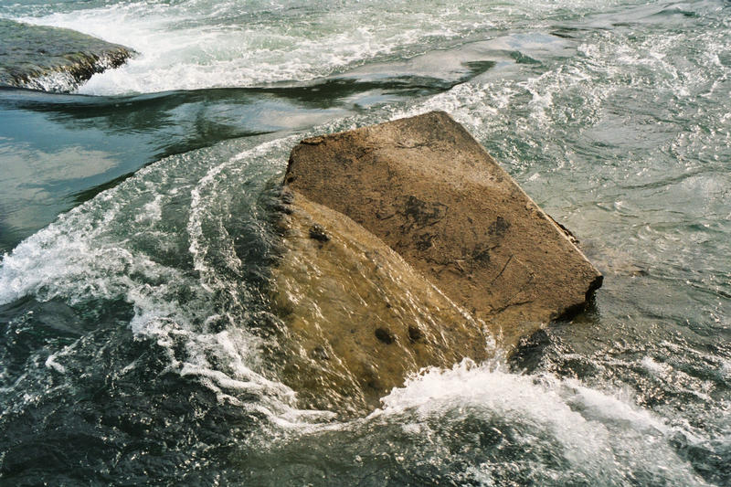 Stein im Wasser