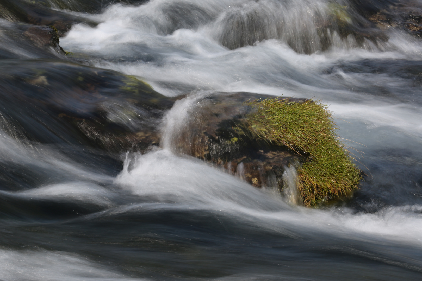 Stein im Wasserfall bei Grundarfjördur