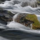 Stein im Wasserfall bei Grundarfjördur