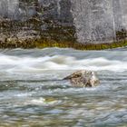 Stein in kleiner Staustufe der Isar